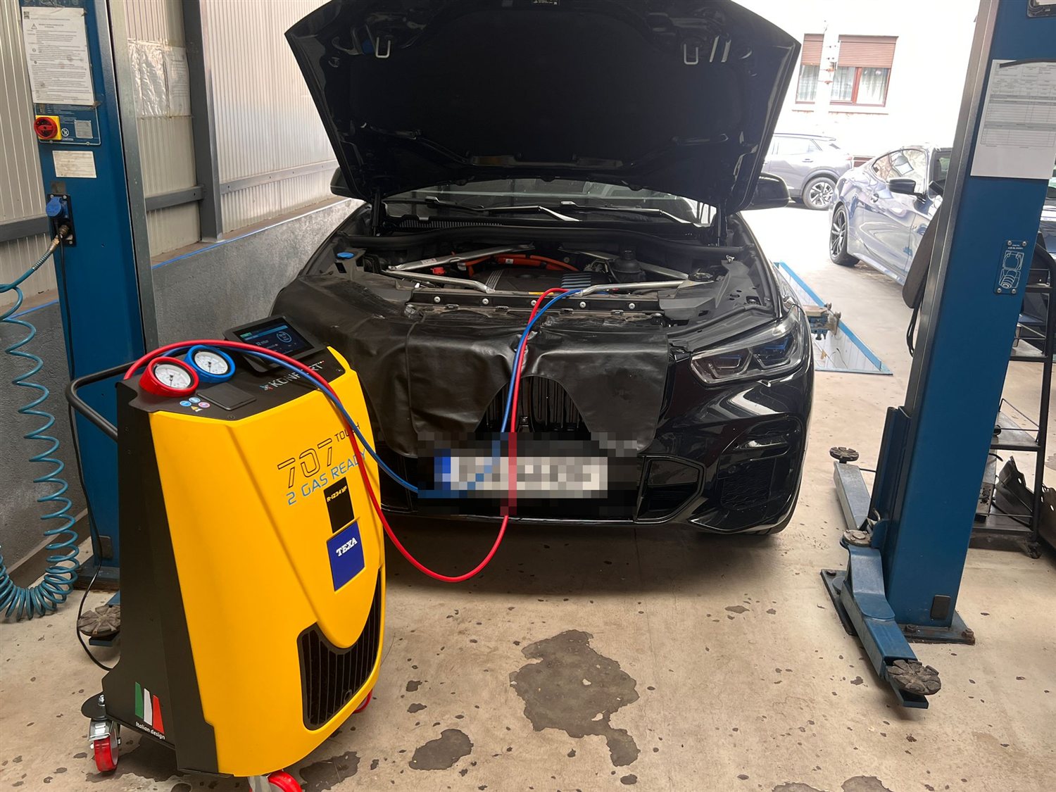 Stația TEXA Konfort 707R Touch, pentru freon R-1234yf, conectată la un BMW în atelierul DORMAG din București