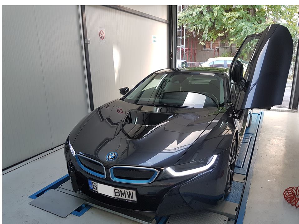 Schimb de ulei pe un BMW i8: ce e diferit la un hibrid